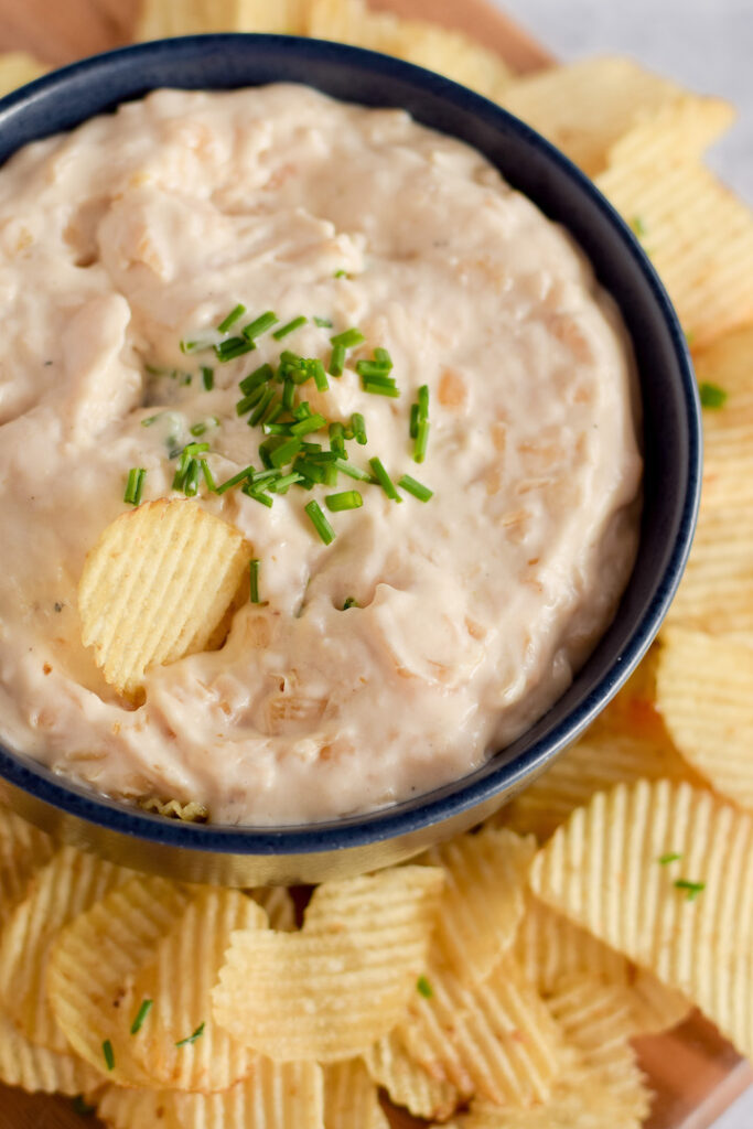 This vegan french onion dip features homemade caramelized onions and dairy-free sour cream. It's creamy, tangy, and delicious! Whether it's for a game day party or just the family, this appetizer is sure to be a fan favourite.