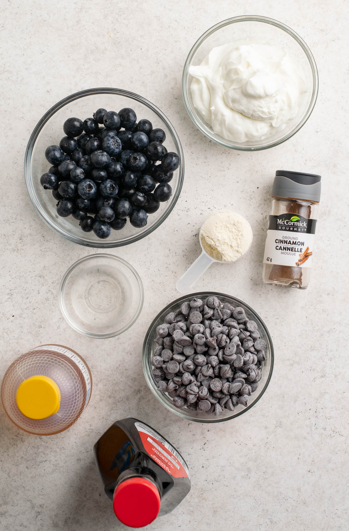 ingredients to make blueberry yogurt clusters.
